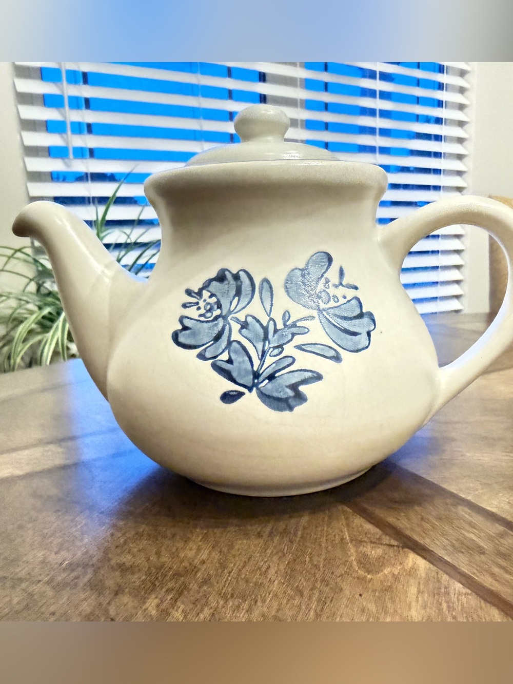 Vintage Pfaltzgraff Yorktown Teapot Lidded Cream Blue Floral Stoneware 7-550